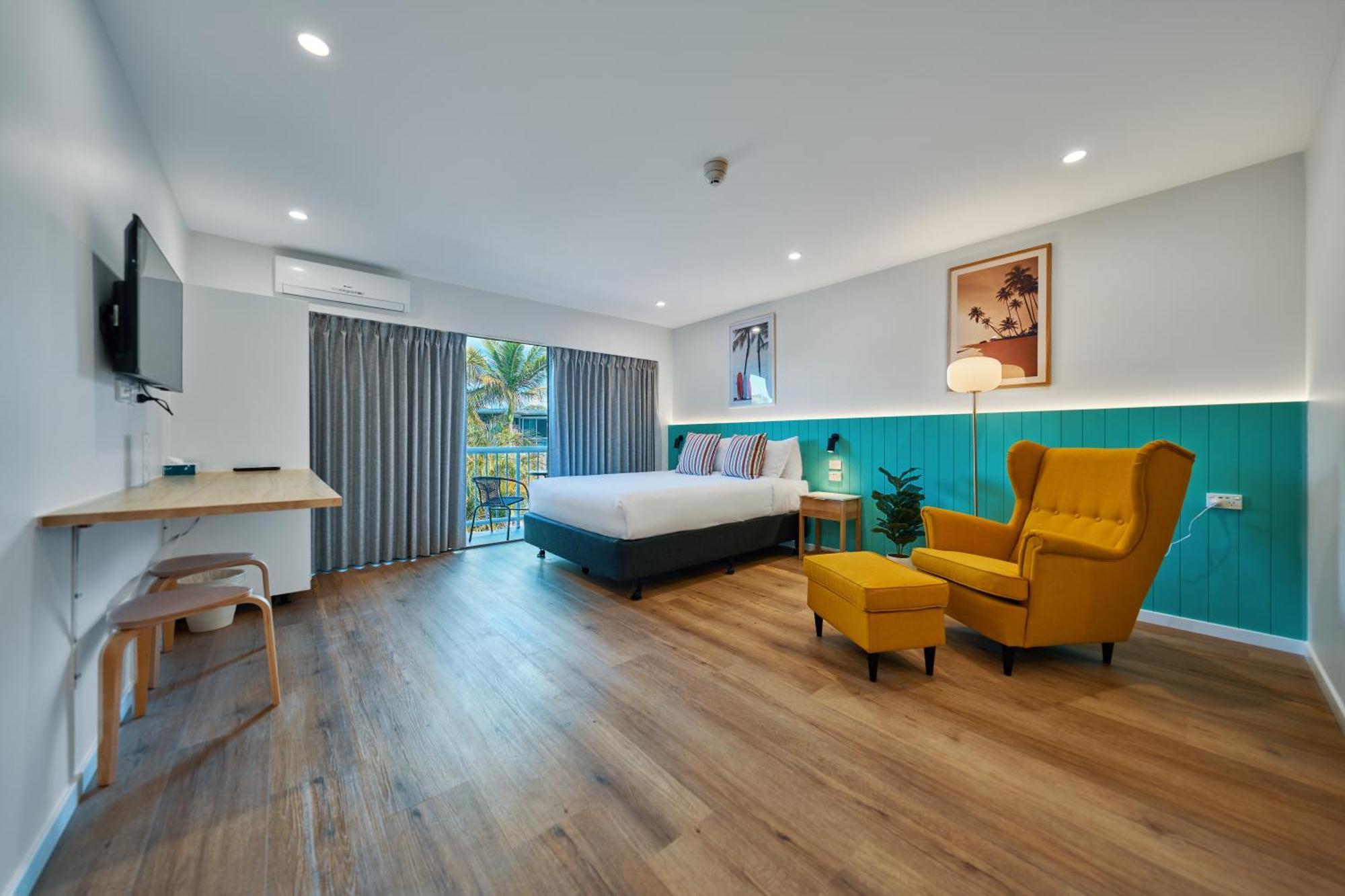 Red Star Palm Beach Gold Coast Exterior photo