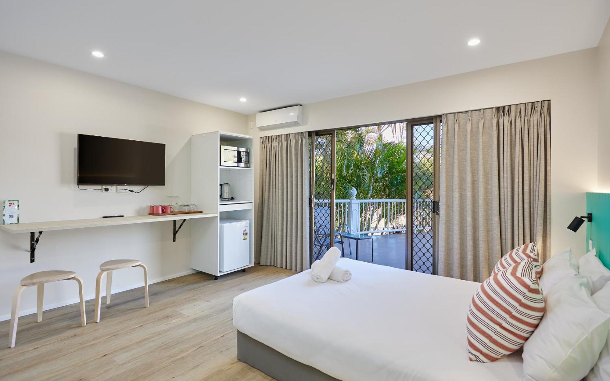 Red Star Palm Beach Gold Coast Exterior photo