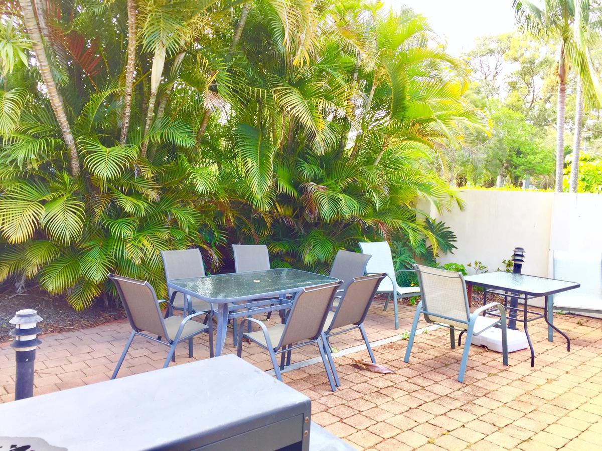 Red Star Palm Beach Gold Coast Exterior photo